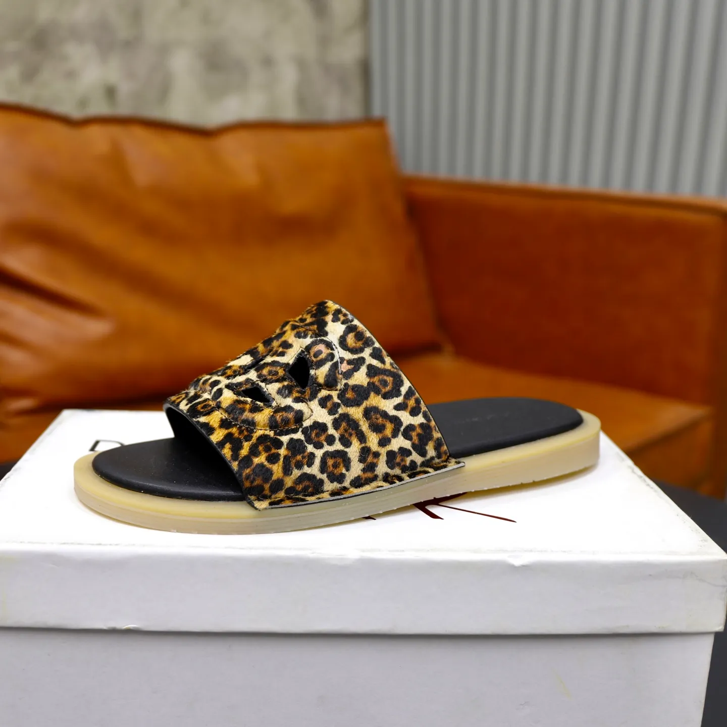 Ex-factory price: 340💰🙅‍♂️🙅‍♂️🙅‍♂️ Brand: DG Standard code: 38-44 (45 customized) Grade: Same as the official website Material: Original leather design Original lightweight wear-resistant molded outsole Style category: Men's fashion sandals Distinguished luxury brand elements Top luxury Color: Actual picture color